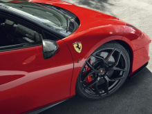 На Женевском автосалоне в этом году Ferrari представил Pista, более хардкорную версию суперкара 488 GTB с приличной мощностью 720 лошадиных сил.