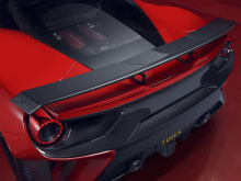 На Женевском автосалоне в этом году Ferrari представил Pista, более хардкорную версию суперкара 488 GTB с приличной мощностью 720 лошадиных сил. Это увеличение на 50 л.с. по сравнению с стандартным GTB. Он также легче, благодаря изобилию аэродинамиче