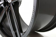 Кроме того, чтобы согласиться со всеми этими преимуществами, инженеры добавили титановый выхлоп G-POWER с двухступенчатой системой клапанов и четырьмя выхлопными трубами из карбона, каждая из которых имеет диаметр 90 миллиметров. В сочетании с эксклю