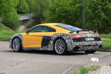 Передний бампер был обновлен в соответствие с A6, A7 и A8. Он получает гексагональную решетку с вертикальными полосками с боковыми вентиляционными отверстиями. Передняя решетка кажется более вертикальной и более узкой. Также заметны незначительные из