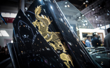 Тем не менее, впервые британский производитель объединился с китайским дизайнером для разработки пяти специальных макетов McLaren 570GT. Коллекция McLaren 570GT Cabbeen Collection окрашен в цвет MSO Obsidian Black и имеет невероятную золотую роспись.