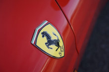 С точки зрения производительности эта красота остается настоящей машиной Ferrari: разгон от 0 до 100 км/ч составляет всего 4,1 секунды, а максимальная скорость 281 км/ч !