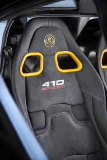 Lotus Exige Sport 410 – это объединение Exige Sport 350 и экстремального Exige Cup 430. Статистика должна быть очевидной из названия. Этот конкретный вариант Exige будет доступен в форматах Coupe и Roadster.