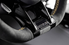 Рулевое колесо AMG Performance отделано микрофиброй и имеет желтую контрастную футеровку и матовую отделку карбоном.