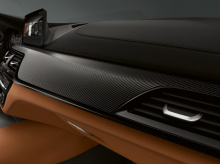 Что касается тормозной системы, то 2019 BMW M5 Competition поставляется с шестипоршневыми фиксированными суппортами и перфорированными внутренними вентилируемыми дисками на передних колесах и однопоршневыми плавающими суппортами со встроенным стояноч