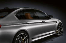 Что касается тормозной системы, то 2019 BMW M5 Competition поставляется с шестипоршневыми фиксированными суппортами и перфорированными внутренними вентилируемыми дисками на передних колесах и однопоршневыми плавающими суппортами со встроенным стояноч