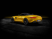 Двигатель - это то, что действительно отличает родстер AMG GT S. Он получает знакомый нам 4-литровый двухтурбинный V8 с 522 л.с. и 670 Нм крутящего момента. Разгон от 0 до 100 км/ч занимает всего 3,8 секунды до максимальной скорости 308 км/ч. Это нем