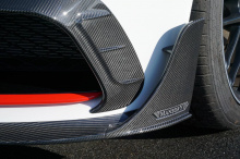 Mansory установили новый комплект расширения кузова из карбона, который включает тонкий передний сплиттер, накладки на бампера, задний диффузор, накладки на пороги и корпуса зеркал.
