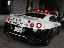 Тем не менее, этому Nissan GT-R получил требуемую идентификационную полицейскую черно-белую окраску кузова, красные мигающие огни сверху и светодиодные стробоскопы на переднем бампере. Теперь это настоящий полицейский автомобиль, хотя не каждый может