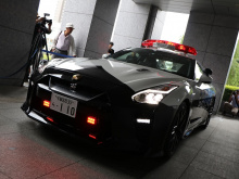 Тем не менее, этому Nissan GT-R получил требуемую идентификационную полицейскую черно-белую окраску кузова, красные мигающие огни сверху и светодиодные стробоскопы на переднем бампере. Теперь это настоящий полицейский автомобиль, хотя не каждый может