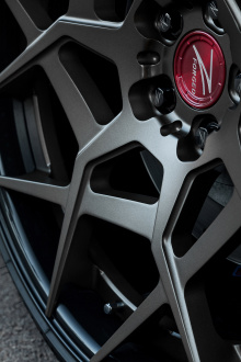 С точки зрения трансмиссии купе оснащен модернизированным четырехлитровым твин-турбо V8, даунпайпом без катализаторов и выхлопной системой от FI Exhaust.