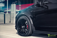 По бокам инженеры T Sportline также добавили выпуклые колесные арки, которые идеально подходят для новых и чрезвычайно массивных 22-дюймовых кованых легкосплавных колес с шинами Pirelli Scorpio Zero.