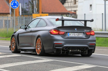 На этой неделе он был замечен вблизи Нюрбургринга, что, возможно, указывает на намерения BMW улучшить текущее время круга M4 – 7:28. Источники предполагают, что он получит повышение мощности, чтобы больше соответствовать модифицированному кузову. Но 