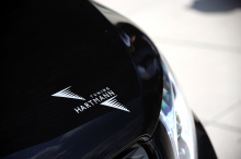VANSPORT.DE установил специальный пакет обновления для этого Mercedes и придал ему более мощный и динамичный вид: появился новый передний спойлер с угловыми элементами, приглушенными боковыми панелями, задний спойлер и спойлер на крыше.