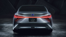 «Мы рассмотрим EV, но также и гибридные варианты, топливные элементы и обычные бензиновые двигатели», - добавил он, подтвердив, что Lexus «представит электро-кар EV» в скором времени в будущем. Но что заставляет Lexus делать это прямо сейчас?