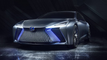 «Одно из решений - автомобиль F GT, который может быть гибридом с электрическим мотором и мощным двигателем», - сказал Йошихиро Савва в интервью «Auto Express». «Мы не придерживаемся V8, V10, твин-турбо; они, конечно, важны, но мы смотрим в будущее. 