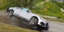 Момент аварии выглядит почти нелепо, хотя автомобиль, 2018 Audi RS, был полностью уничтожен.