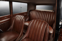 Bentley также предлагает ковры из овечьей шерсти, стеклянные тумблеры, жалюзи на задних дверях и развлекательную систему для пассажиров сзади.