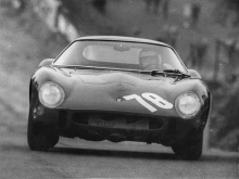 Этот уникальный 1962 Ferrari 250 GTO - самый дорогой автомобиль, который когда-либо продавался на аукционе. Он ушел за поразительные 44 миллиона долларов, 48,4 миллиона долларов, если считать гонорары. Автомобиль был в конечном итоге продан участнику