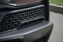 В то время как внешняя часть Lamborghini Aventador S от Mansory получила карбоновую отделку, технически суперкар остался стоковым. Под капотом находится турбированный 6,5-литровый V12, который производит 730 л.с. и 690 Нм крутящего момента, что позво