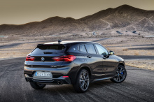 Начнем с системы трансмиссии. 2019 BMW X2 M35i оснащен гибким двигателем с турбонаддувом 2.0 TwinPower с четырьмя цилиндрами и общей мощностью 302 л.с. и 450 Нм крутящего момента. Он работает с передовой интеллектуальной системой AWD xDrive и новой с