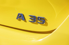 Mercedes-AMG A35 основан на платформе нового А-класса. Он оснащен 2,0-литровым четырехцилиндровым турбированным мотором мощностью 306 л.с. и 400 Нм крутящего момента. Автомобиль разгоняется до 100 км/ч всего за 4,7 секунды и надеется стать конкуренто