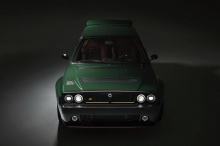 Итальянский бренд взял культовую Lancia Delta и дал ей новую жизнь. Установка современных компонентов из карбона и модифицированный двигатель сделали так, что автомобиль чувствует себя как дома на современных дорогах.
