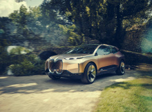 BMW iNEXT получает пропорции BMW SAV с футуристической внешней цветовой гаммой Liquid Greyrose Copper, которая меняется от тепло-медового цвета к темно-розовому. Автомобиль получил большую двойную решетку и графичные боковые окна, темные акценты спер