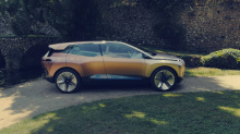 Внутри BMW Vision iNEXT водитель может сам управлять автомобилем (в режиме «Boost»), либо выбрать автономный режим «Ease».