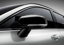 Кроме этого, Volvo демонстрирует R-Design Pro - еще один раз вариант комбинации двигателя/коробки, который на этот раз включает 19-дюймовые легкосплавные диски, темные тонированные задние окна, активные фары с адаптивной теневой технологией, переключ