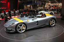 Ferrari Monza был вдохновлен 166 MM и 750 Monza. 812 Superfast получил 6,5-литровый V12 мощностью 810 л.с. и 719 Нм крутящего момента. Он способен разгоняться до 100 км/ч всего за 2,9 секунды, до200 км/ч - за 7,9 секунды. Сухой вес составляет 1500 кг