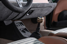 Обновленный Carrera получил расширенный кузов на 25 мм с каждой стороны и новый эксклюзивный комплект обвеса из карбона и усиленного кевларом пластика и получил внутреннее название «964 Classic Carrera Widebody».