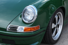 В дополнение к спортивным сиденьям Recaro с коричневой кожей Porsche было установлено рулевое колесо Prototipo от MOMO и приборная панель, покрытая алькантарой. Кроме того, ручка переключения передач сделана из многослойной древесины. Дополнительные 