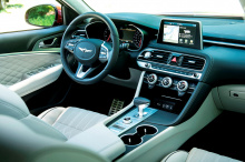 Когда Genesis впервые продемонстрировал свой компактный седан G70, мы были очень впечатлены. G70 - отличный спортивный седан, и он очень понравился нам с самого начала. Он основан на укороченной версии платформы Kia Stinger и питается от того же 2,0-