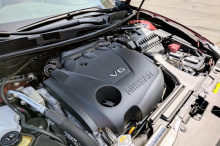 Модель 2019 года - это реконструкция Maxima восьмого поколения, которая дебютировала еще в 2016. Пока Nissan выпустил только одну фотографию автомобиля, поэтому мы можем только предположить, что 3,5-литровый 300-сильный V6 останется нетронутым, наряд
