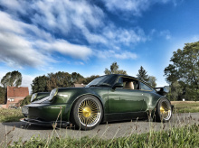 Окончательный результат просто потрясающий - обновленный Porsche демонстрирует чистое зеленое покрытие с желтыми акцентами. Хотя это стандартная цветовая схема, команда дизайнеров сумела преподнести ее довольно элегантно и необычно. Наслаждайтесь!