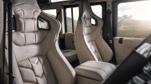 Land Rover Defender 2.2 TDCI XS 110 Station Wagon Chelsea Wide Track с гордостью демонстрирует всё искусство Kahn Design, которое сделало студию одной из лучших в мире.