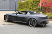 Фотографии показывают, что DBS Superleggera получит традиционную мягкую крышу, почти такую же, как и другие модели Volante от Aston Martin. Мы ожидаем, что он будет представлен на Женевском автосалоне 2019, хотя пока это еще не подтверждено.