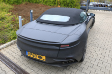 Шпионские снимки Aston Martin DBS Superleggera Volante появились в сети.