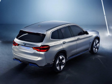 Однако это скоро изменится, поскольку мы знаем, что BMW работает над гибридной версией X3, а также полностью электрическим iX3.