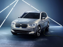 Однако это скоро изменится, поскольку мы знаем, что BMW работает над гибридной версией X3, а также полностью электрическим iX3.