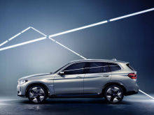 Генеральный директор BMW Харальд Крюгер подтвердил BMW Blog, что первый гибридный BMW X3 будет выпущен в следующем году вместе с новым гибридным X5. Плагин-гибрид будет служить альтернативой полностью электрическому iX3, который, как ожидается, посту