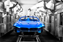 В прошлом году на сборочных линиях завода было выпущено 376 000 автомобилей. Чтобы подготовить завод к новой 8-й серии, BMW пришлось инвестировать миллионы евро в производство. В процессе производства автомобиль также получил «большое количество цифр