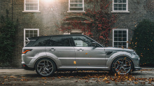 Соединяя уже привлекательный дизайн Range Rover с исключительным мастерством команды Kahn Design, новая машина с гордостью демонстрирует широкий спектр стилистических усовершенствований. Например, новый агрессивный сплиттер улучшает функциональность,