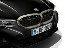 3-я серия была официально анонсирована месяц назад на Парижском автосалоне. В то время BMW только выпустил детали своего четырехцилиндрового двигателя. Для шоу в Лос-Анджелесе BMW подготовил мощную версию с шестью цилиндрами!