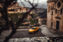 Местные жители, школьники и просты прохожие останавливаются, смотрят и ликуют при виде такого необычного итальянского эскорта. Дело в том, что Lamborghini стал выглядеть немного по-другому, поскольку в линейке появился внедорожник - Lamborghini Urus.