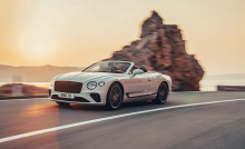 Под капотом стоит 6.0-литровый W12 от Bentley. Этот двигатель производит мощность 635 л.с. и 900 Нм крутящего момента. Если говорить о весе, GTC разгоняется за 3,8 секунды до 100 км/ч, всего на 0,1 секунды медленнее, чем Coupe. Максимальная скорость 