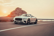 Под капотом стоит 6.0-литровый W12 от Bentley. Этот двигатель производит мощность 635 л.с. и 900 Нм крутящего момента. Если говорить о весе, GTC разгоняется за 3,8 секунды до 100 км/ч, всего на 0,1 секунды медленнее, чем Coupe. Максимальная скорость 