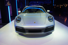 Босс Porsche Оливер Блюм ранее заявлял, что суперкар сможет производить до 700 л.с. Согласно AutoExpress, о гибриде 911 существует много внутренних дебатов. Инженеры в настоящее время недовольны весовыми и эксплуатационными характеристиками существую