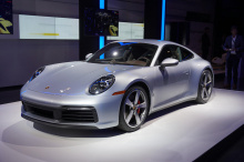 Босс Porsche Оливер Блюм ранее заявлял, что суперкар сможет производить до 700 л.с. Согласно AutoExpress, о гибриде 911 существует много внутренних дебатов. Инженеры в настоящее время недовольны весовыми и эксплуатационными характеристиками существую